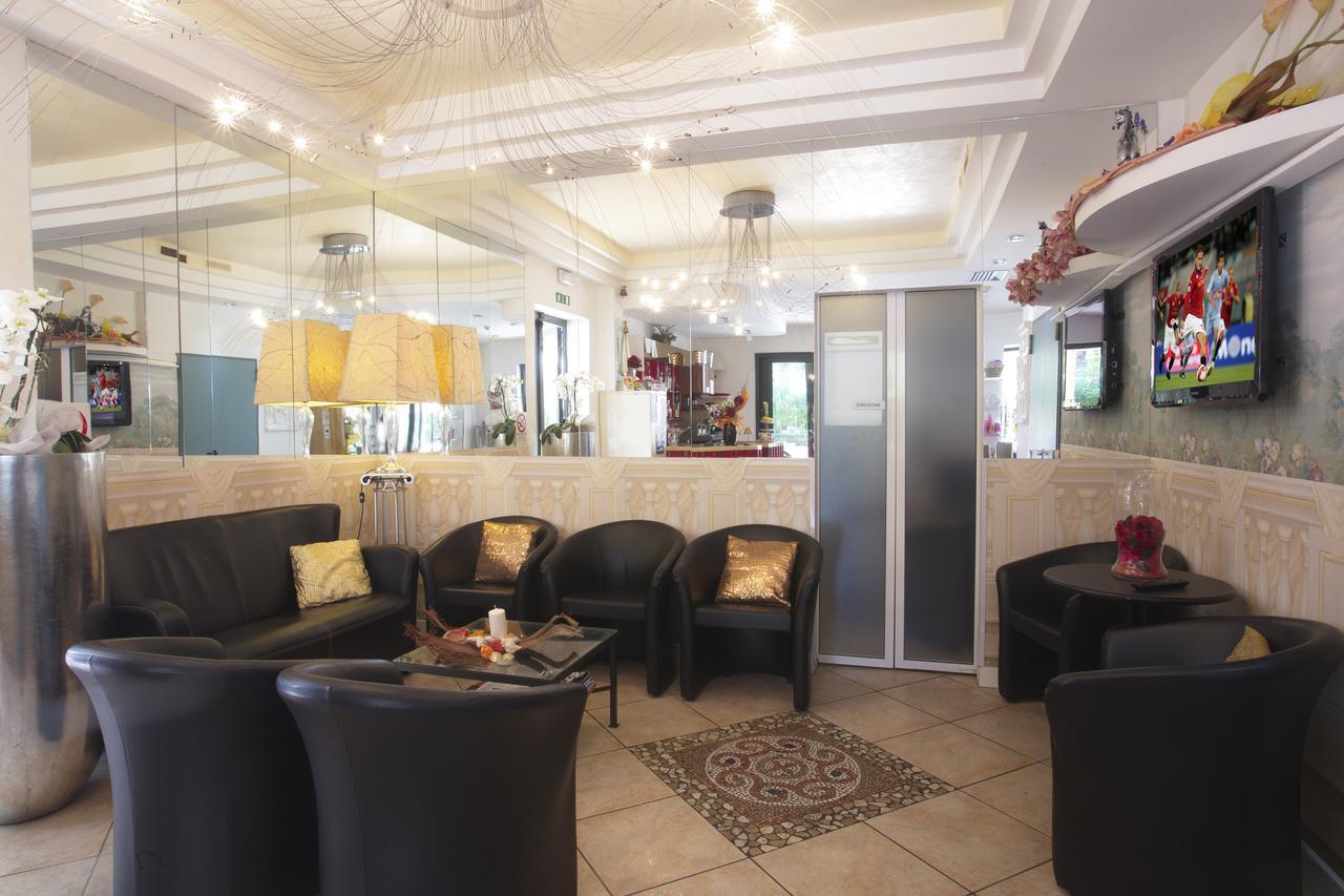 Hotel La Nidiola Риччоне Екстер'єр фото